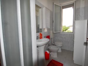 Big two-room apartment bathroom