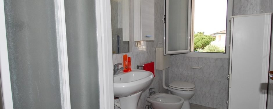 Big two-room apartment bathroom