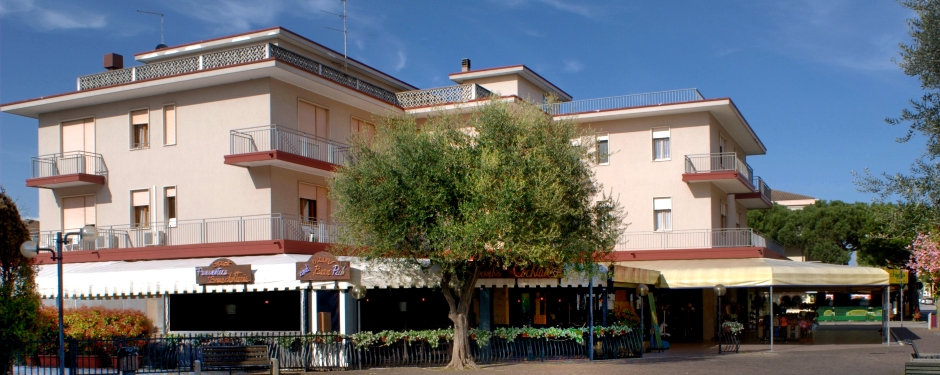 Vista dalla piazzetta del Residence Condominio Roma